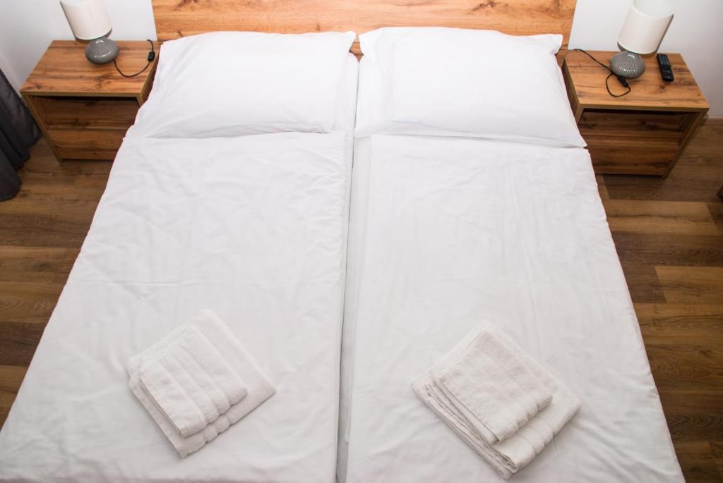 Sunny, fully furnished Studio type with terrace room 2
