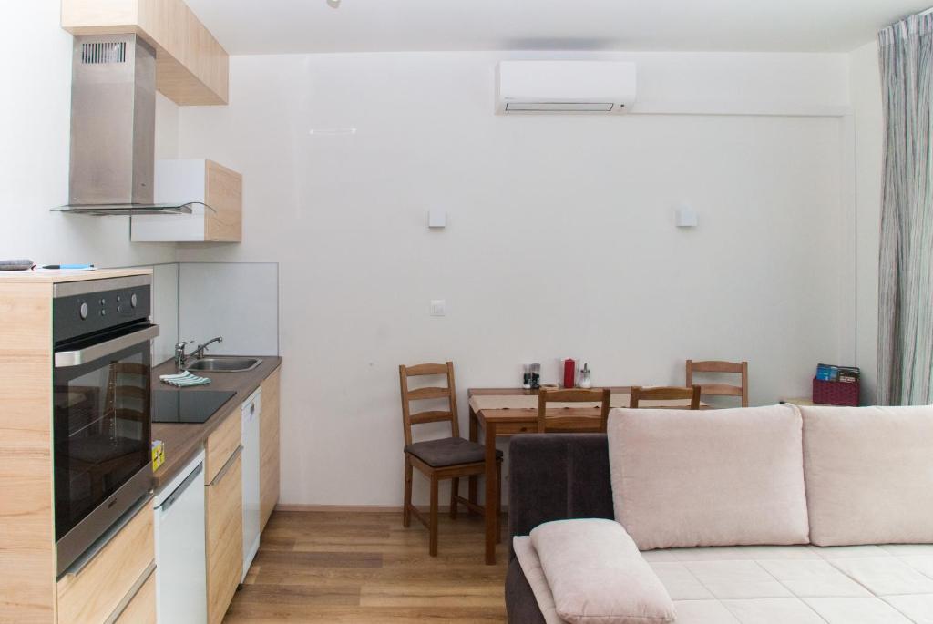 Sunny, fully furnished Studio type with terrace room 3